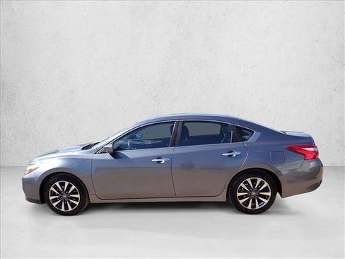 Used 2017 Nissan Altima 2.5 SV FWD image 2