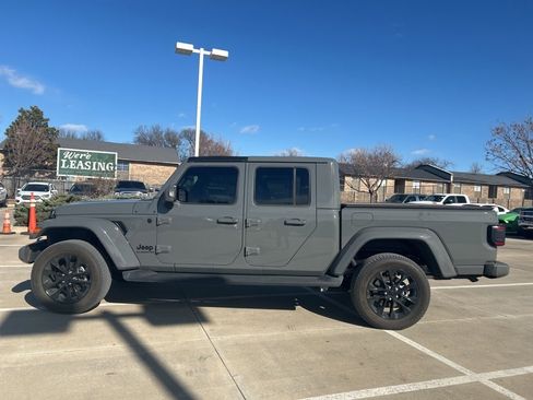 Used 2022 Jeep Gladiator Overland image 6