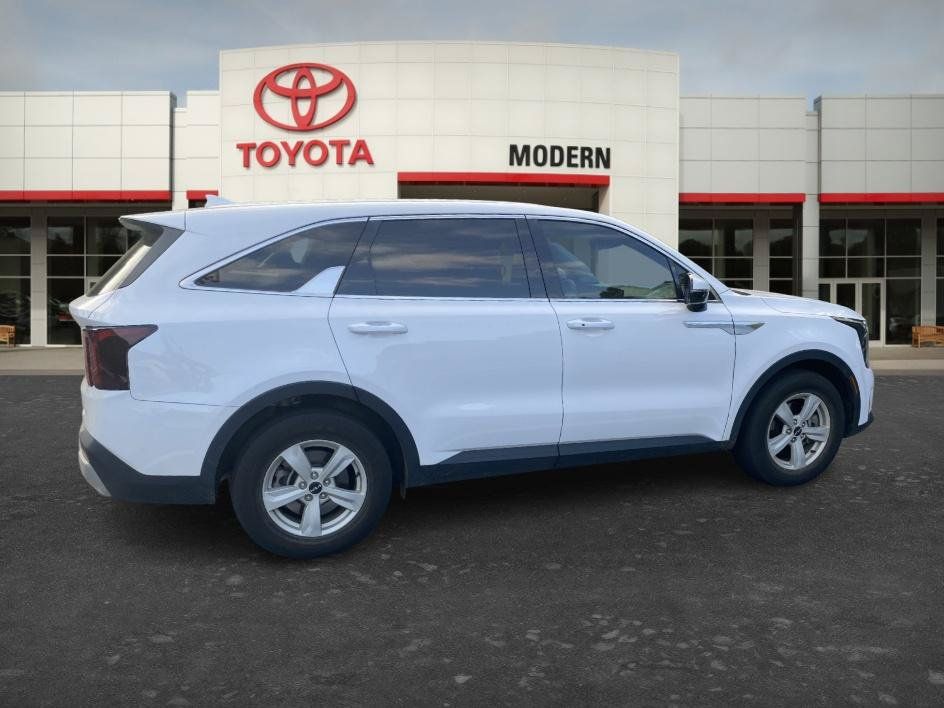 Used 2025 Kia Sorento LX FWD image 11
