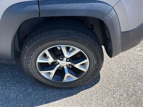 Used 2018 Jeep Cherokee Trailhawk AWD/4WD image 3