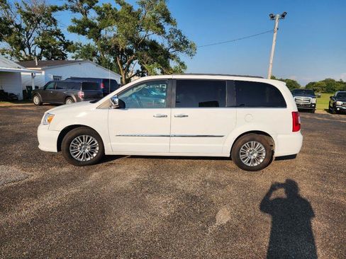 Used 2016 Chrysler Town & Country Touring-L FWD image 10