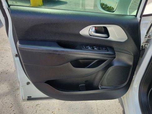 Used 2018 Chrysler Pacifica Touring-L Plus w/ S Appearance Package image 18