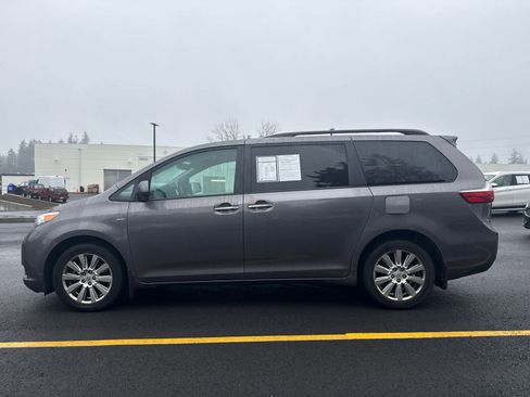 Used 2017 Toyota Sienna XLE image 4