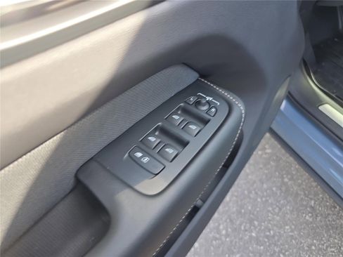 Used 2022 Volvo XC60 T8 R-Design image 19