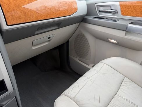 Used 2010 Chrysler Town & Country Limited image 20