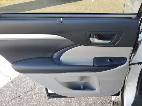 Used 2019 Toyota Highlander XLE image 15