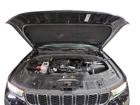 Used 2024 Jeep Grand Cherokee Laredo AWD/4WD image 27