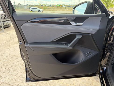 Certified 2025 Volkswagen Tiguan SE image 12