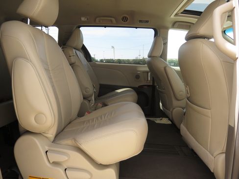 Used 2011 Toyota Sienna XLE w/ XLE Navigation Pkg FWD image 34