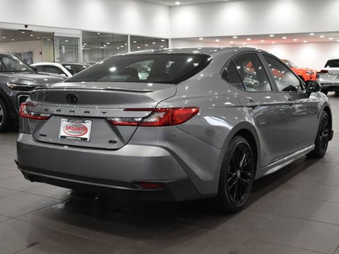 Used 2025 Toyota Camry SE image 11