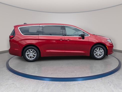 New 2026 Chrysler Pacifica Select FWD image 4