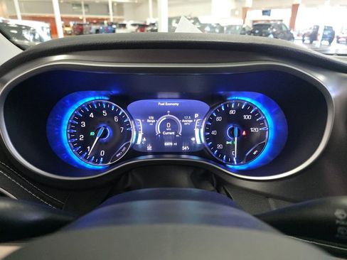 Used 2022 Chrysler Pacifica Touring-L image 20