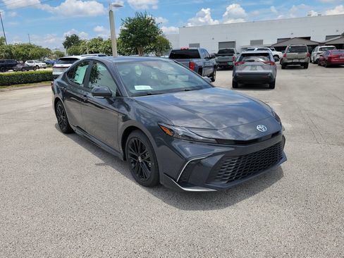 Used 2026 Toyota Camry SE FWD image 3