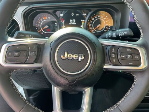 Used 2025 Jeep Wrangler Sahara image 27