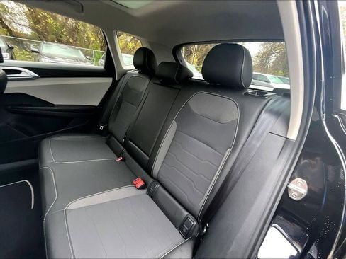 Certified 2025 Volkswagen Taos SE w/ Panoramic Sunroof Package image 19