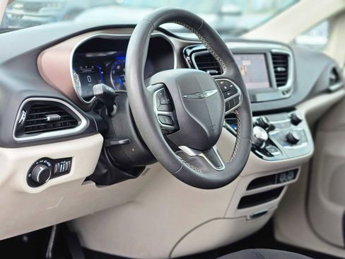 Used 2023 Chrysler Voyager LX image 2