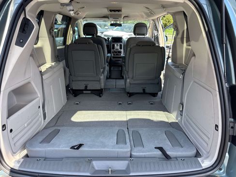 Used 2010 Chrysler Town & Country LX w/ PWR Convenience Group FWD image 16