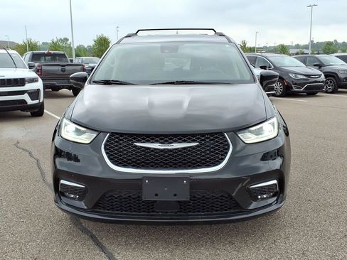 Used 2022 Chrysler Pacifica Touring-L FWD image 2