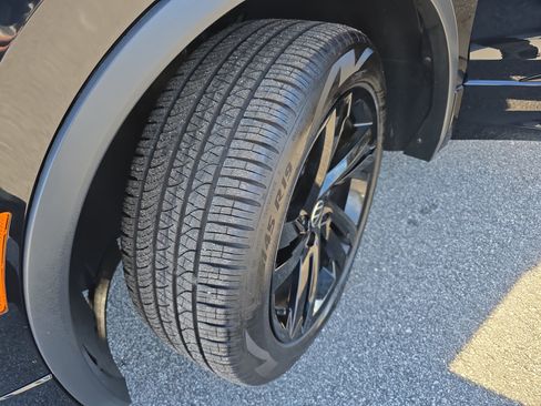 Used 2024 Volkswagen Tiguan SE R-Line image 32