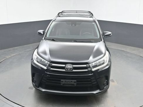 Used 2019 Toyota Highlander SE w/ Nightshade Edition FWD image 14