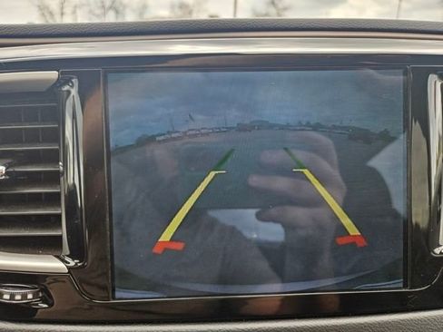 Used 2017 Chrysler Pacifica Touring-L image 20