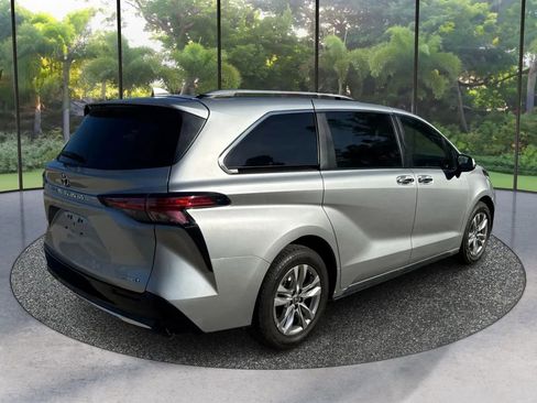 Used 2022 Toyota Sienna Limited FWD image 5