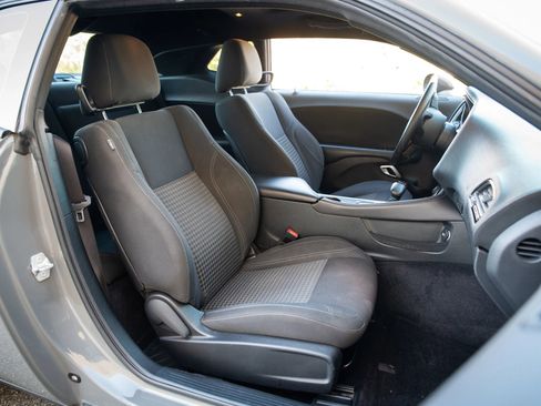 Used 2017 Dodge Challenger SXT image 14