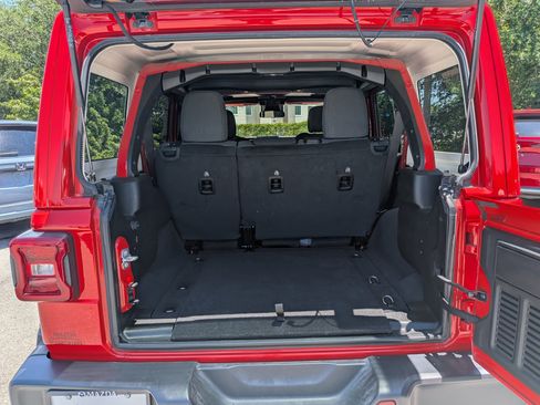 Used 2025 Jeep Wrangler Unlimited Sahara AWD/4WD image 13