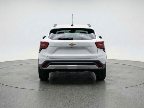 Used 2025 Chevrolet Trax LT FWD image 7