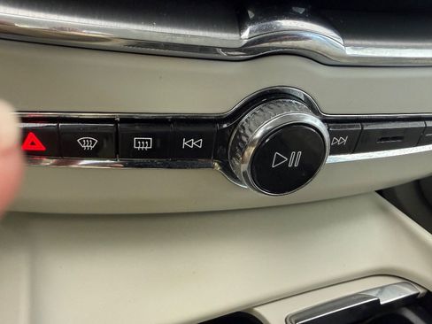 Used 2019 Volvo XC60 T5 Momentum w/ Premium Package FWD image 31