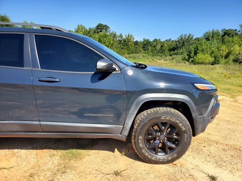 Used 2017 Jeep Cherokee Trailhawk w/ Comfort/Convenience Group image 38
