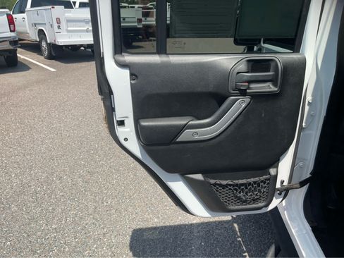 Used 2014 Jeep Wrangler Unlimited Rubicon AWD/4WD image 19
