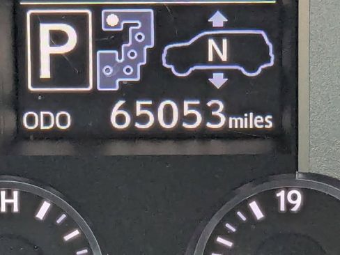 Used 2015 Lexus LX 570 4WD w/ Luxury Package image 13