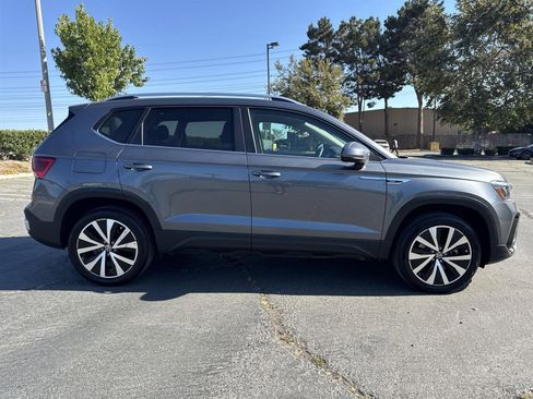 Used 2024 Volkswagen Taos SE image 3