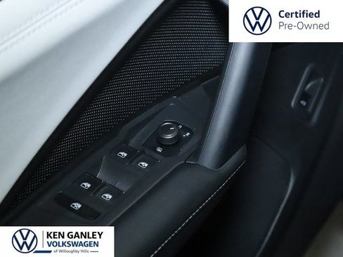Used 2025 Volkswagen Tiguan SE AWD/4WD image 16