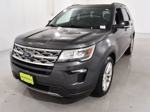 Used 2018 Ford Explorer XLT w/ Equipment Group 202A AWD/4WD image 2