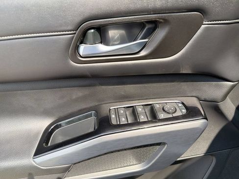 Used 2023 Nissan Pathfinder SL w/ Lighting Package (N92) FWD image 17