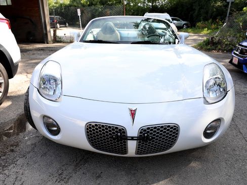 Used 2006 Pontiac Solstice Convertible w/ Premium Package image 3