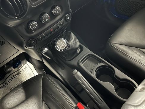 Used 2015 Jeep Wrangler Unlimited Sahara AWD/4WD image 32