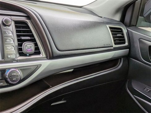 Used 2019 Toyota Highlander XLE image 20