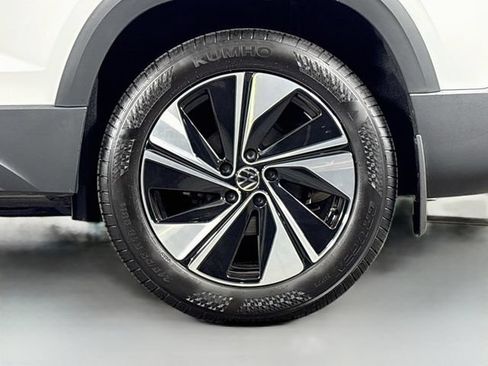 Certified 2025 Volkswagen Taos SE AWD/4WD image 31