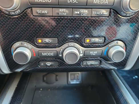 Used 2020 Nissan Pathfinder SL image 29