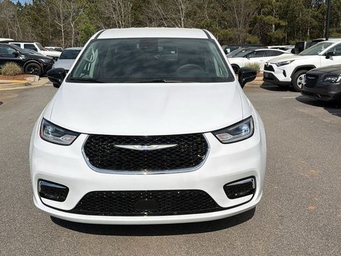 Used 2024 Chrysler Pacifica Touring-L image 3