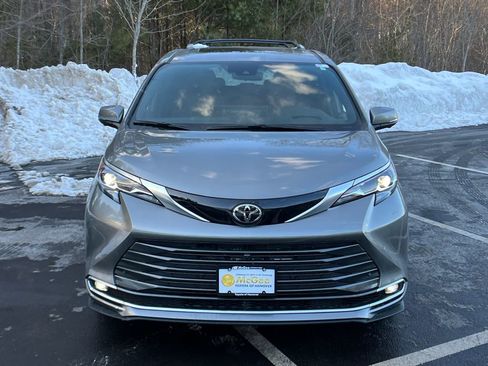 New 2026 Toyota Sienna Platinum image 8