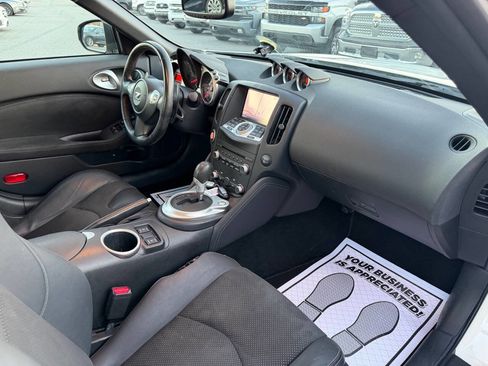 Used 2017 Nissan 370Z Touring image 18