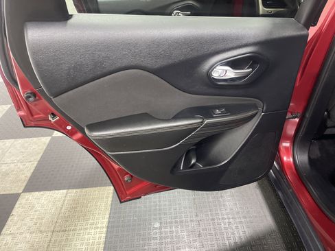 Used 2016 Jeep Cherokee Latitude w/ Cold Weather Group FWD image 15
