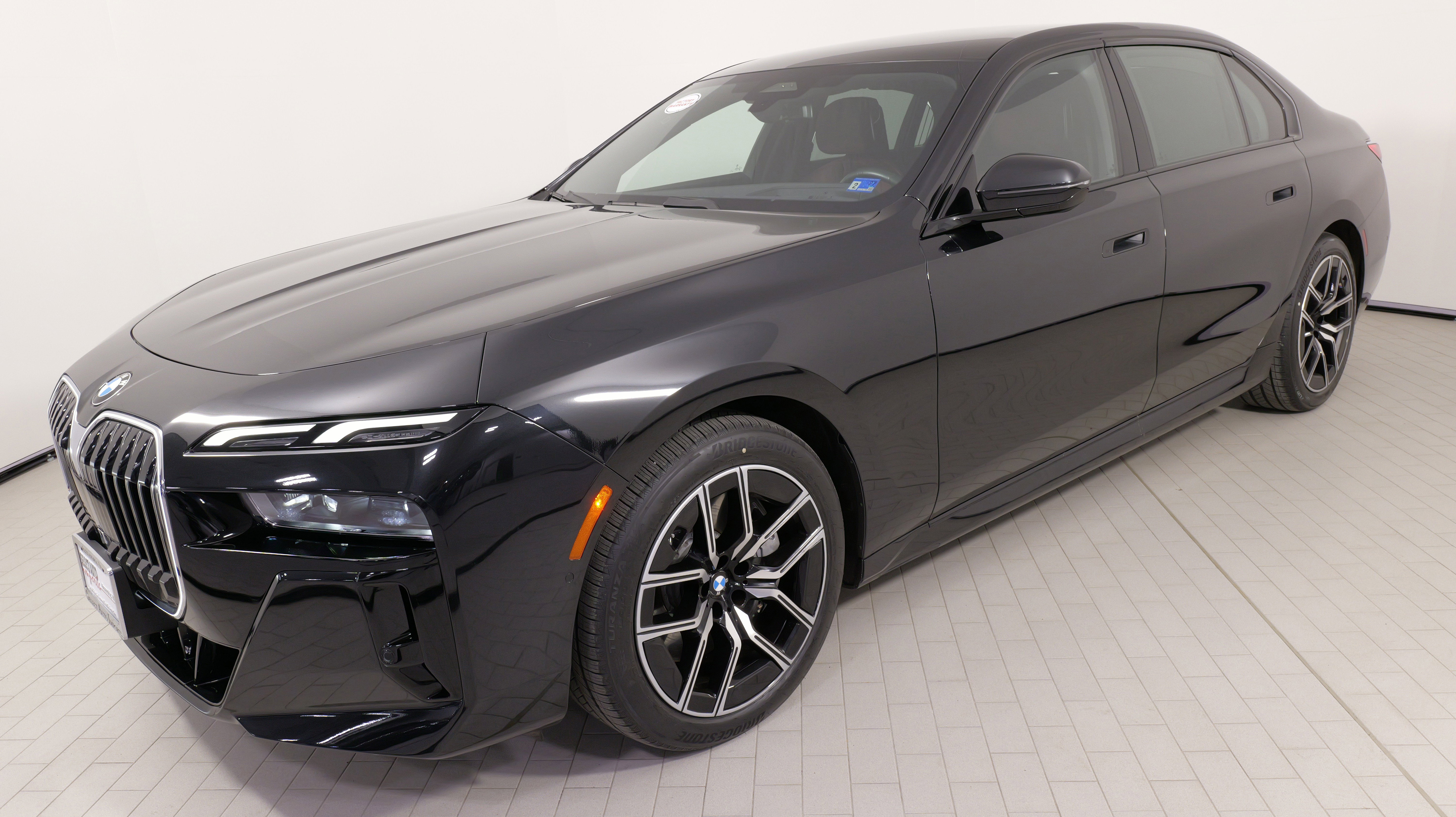 Used 2023 BMW 760i xDrive AWD/4WD image 1
