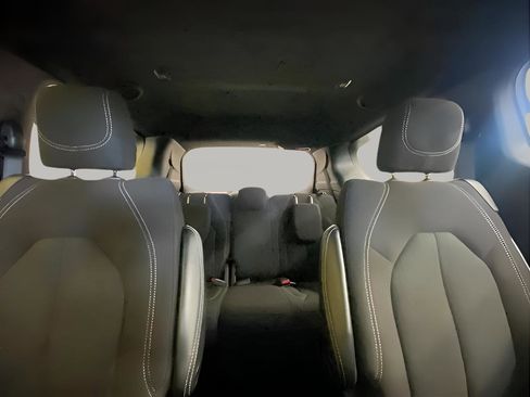 Used 2023 Chrysler Pacifica Touring FWD image 16