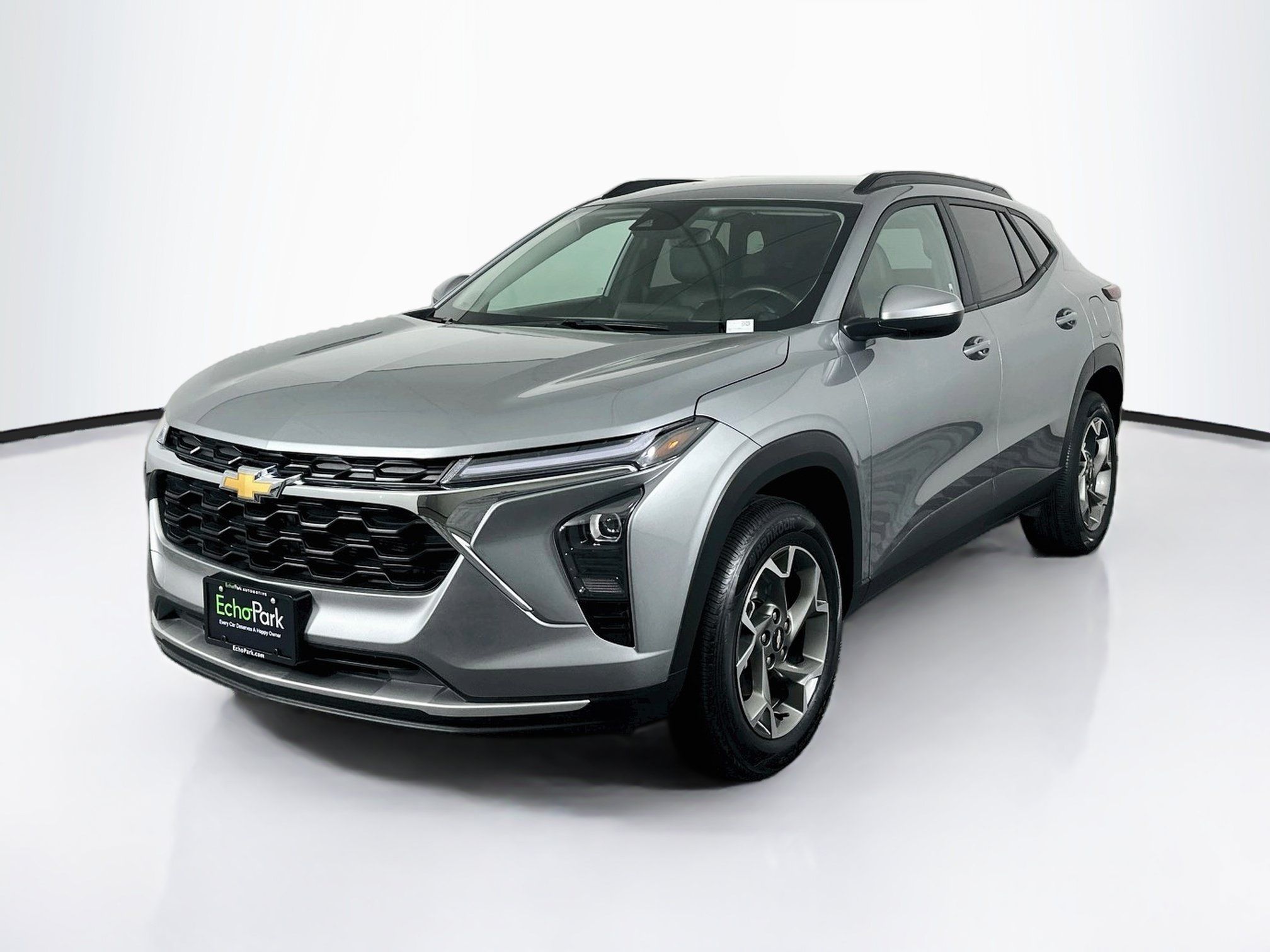 Used 2025 Chevrolet Trax LT w/ LT Convenience Package FWD image 3