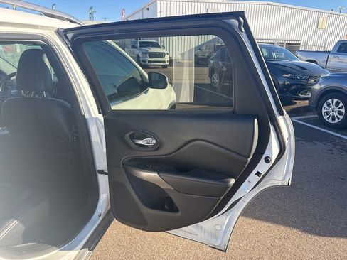 Used 2019 Jeep Cherokee Limited w/ Technology Group image 10